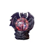 Detaillierte Drachen-Statue aus dunklem Material mit leuchtender Kristallkugel in der Mitte, ideal für wissenschaftliche Dekorationen und Sammlerstücke.