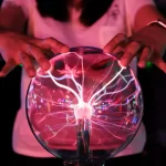 XXL-Plasmalampe von 30 cm, ideal für wissenschaftliche und moderne Dekoration. Schaffen Sie eine einzigartige Atmosphäre mit ihren leuchtenden Blitzen und ihrem fesselnden visuellen Effekt.