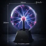 Hochspannungs-Plasma-Objekt mit elektrischen Entladungen in einer Glaskugel, ideal für wissenschaftliche Dekorationen und faszinierende Lichteffekte.