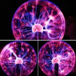 Elektrische Plasma-Kugel mit leuchtenden Blitzen, die in einer dunklen Umgebung sichtbar sind.