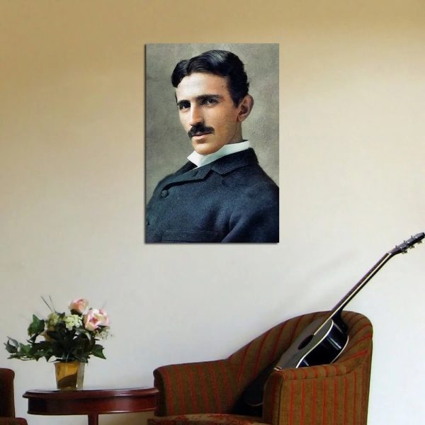 Porträt von Albert Einstein an einer Wand, neben einem Sessel mit Gitarre und einem Blumenstrauß auf einem Tisch, im Wohnzimmer.