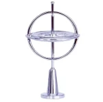 Eleganter metallischer Himmelsglobus mit beweglichen Ringen, ideal für Wissenschafts- und Dekorationszwecke. Perfekt für Sammler und Wissenschaftsliebhaber.