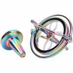 Ein metallischer wissenschaftlicher Gegenstand mit Regenbogen-Finish, bestehend aus einem Kugel- und einem Ringteil, ideal als Dekoration oder Sammlerstück.