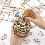 Detaillierter Holzmechanismus mit bunten Glaskugeln, die auf Zahnrädern und mechanischen Teilen platziert sind, ideal für wissenschaftliche Dekorationen und DIY-Projekte.