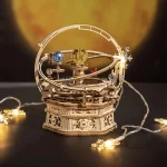 Detaillierte Holz-Himmelskugel mit beleuchteten Planeten und Sternen, ideal für wissenschaftliche Dekorationen und Lernzwecke.