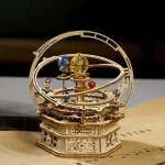 Detaillierter Holz-Himmelsmechanismus mit beweglichen Planeten und Sternen, ideal für Wissenschafts- und Dekorationszwecke.