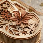Detaillierte Holzherz-Uhr mit filigranem Schmetterlings-Design, perfekt für Dekoration und wissenschaftliche Geschenke.