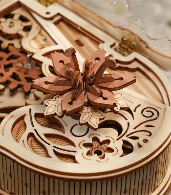 Detaillierte Holzherz-Uhr mit filigranem Schmetterlings-Design, perfekt für Dekoration und wissenschaftliche Geschenke.