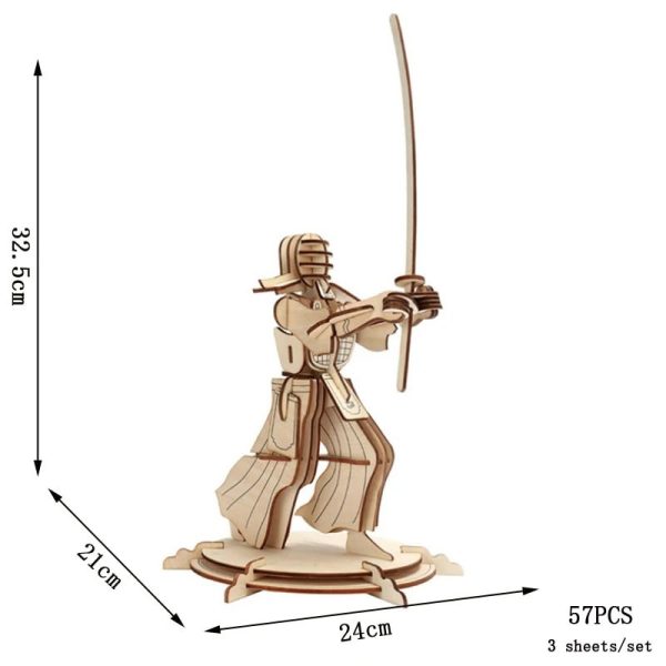 Detaillierte Holz-Samurai-Figur mit Schwert.