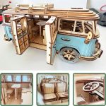 Detailliertes Holzmodell eines Vintage-Bus mit offener Tür, Innenraum und Lenkrad, perfekt für Dekoration oder als Bastelprojekt.