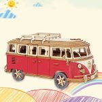 Detailliertes Holzmodell eines VW-Busses in Rot mit Holzdetails, ideal als wissenschaftliches Dekorationsstück oder Geschenk.