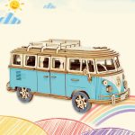 Detailliertes Holzmodell eines VW-Busses in Blau und Naturholz, ideal als wissenschaftliches Dekorationsstück oder Geschenk.