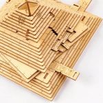 Verschiedene Holz-Messgeräte und Lineale für präzise Messungen in wissenschaftlichen und technischen Anwendungen.