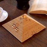 Detailliertes Holz-Landschaftsmodell mit Höhenstufen, ideal für wissenschaftliche Präsentationen und Dekorationen.