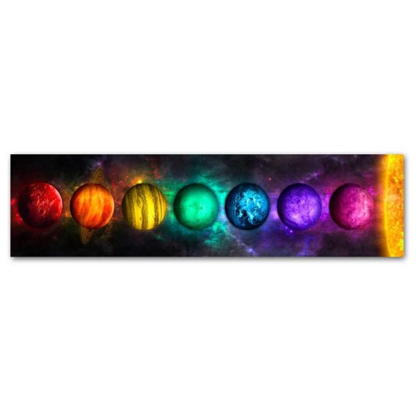 Buntes Modell des Sonnensystems mit farbigen Planeten, die in einer Reihe auf einem schwarzen Hintergrund angeordnet sind.