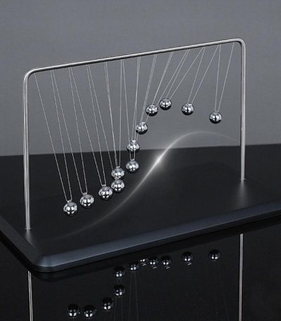 Newton-Wiege mit Metallkugeln auf schwarzem Sockel, ideal für wissenschaftliche Dekorationen und Lernzwecke.