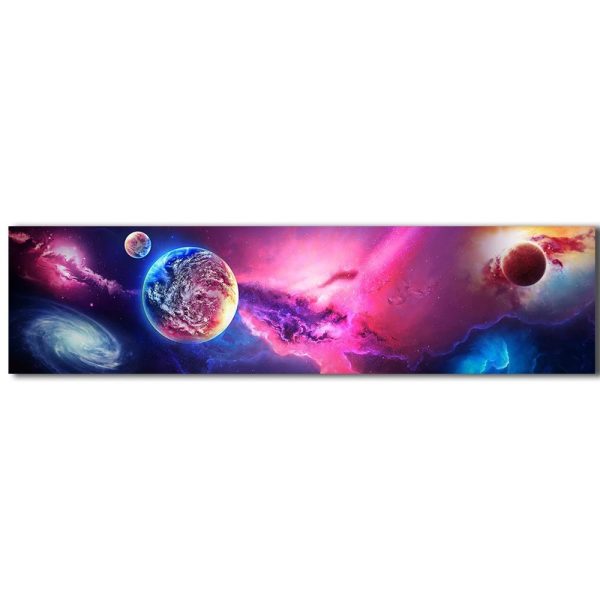 Faszinierende Darstellung des Weltalls mit Planeten, Galaxien und bunten Nebeln, ideal für wissenschaftliche Dekorationen und Raumfahrt-Enthusiasten.