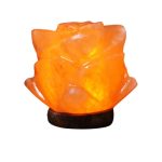 Leuchtende Salzkristall-Lampe in Lotus-Form, ideal für Dekoration und Ambiente, mit warmem orangefarbenem Licht.