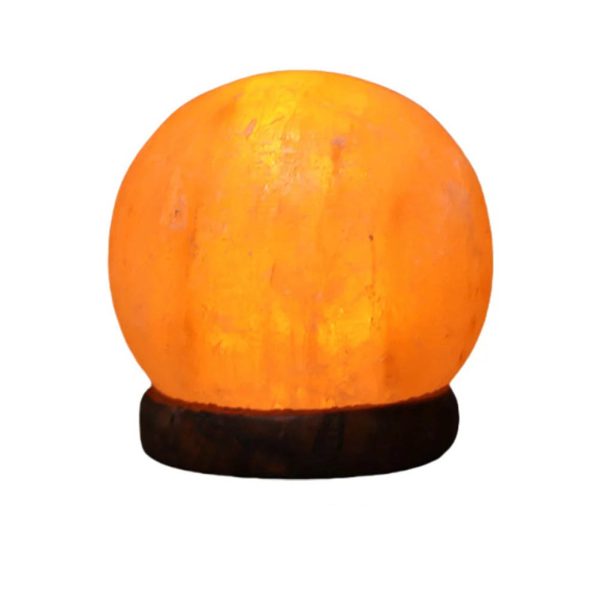Himalaya Salzlampe auf Holzsockel, warmes Licht, dekoratives und entspannendes Element für Zuhause oder Büro.