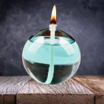Glasball mit Wasser und brennender Kerze, wissenschaftliche Dekoration für Zuhause oder Büro, faszinierendes wissenschaftliches Kunstobjekt.
