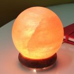 Atmosphärischer Sonnenlicht-Globus als dekoratives Lichtstück, das die Textur und Farben der Sonne nachbildet, ideal für wissenschaftliche Dekorationen und moderne Wohnräume.