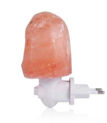 Salzlampe in Form eines Salzblocks mit USB-Anschluss, ideal für entspannende Beleuchtung und Raumdekoration.