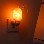 Salzlampe, die ein warmes, beruhigendes Licht an die Wand wirft, ideal für entspannte Abende oder als dekoratives Element in Ihrem Zuhause.