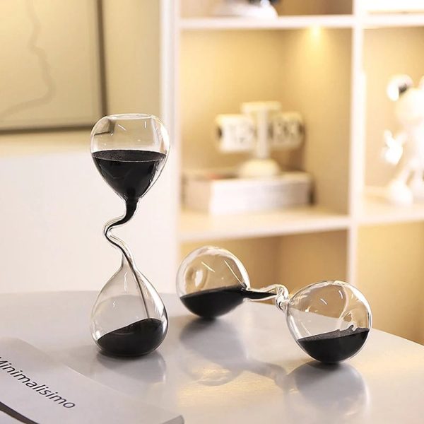 Dekoratives Sanduhr-Objekt mit schwarzem Sand, modernes Design, ideal für Wissenschafts- und Dekorationszwecke.