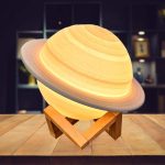 Realistische Saturn-Modelle Lampe mit detailreicher Oberfläche, auf Holzständer präsentiert, ideal für wissenschaftliche Dekorationen und Raumfahrtthemen.