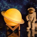 Detailliertes Modell des Sonnensystems mit Saturn und Astronautenfigur, ideal für wissenschaftliche Dekorationen und Lernzwecke.