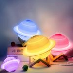 Dekorative Planetenscheinlampen in verschiedenen Farben, inspiriert von Saturn, ideal für Wissenschafts- und Raumfahrtdekorationen.
