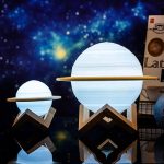 Dekorative Sternenlampe in Planetendesign mit Holzständer, ideal für wissenschaftliche Dekorationen und Raumthemen.