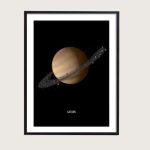 Hochwertiges wissenschaftliches Poster von Saturn, zeigt den Planeten mit seinen charakteristischen Ringen vor schwarzem Hintergrund, ideal für Dekoration und Bildung.