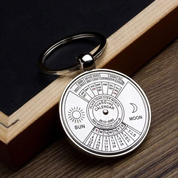 Schlüsselanhänger mit wissenschaftlichem Kalender und Mondphasen, ideal für Wissenschafts- und Astronomie-Enthusiasten, aus hochwertigem Metall gefertigt.