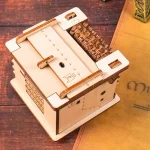 Detailliertes Holzmodell eines antiken Tempels mit Säulen und Dach, ideal für Wissenschafts- und Dekorationszwecke.