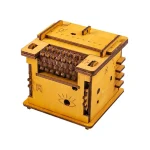Detailliertes Holzmodell eines mechanischen Geräts mit Zahnrädern und beweglichen Teilen, ideal für Wissenschafts- und Dekorationszwecke.