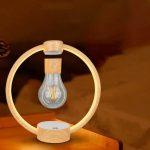 Energieeffiziente LED-Glühbirne in einem modernen Holzrahmen, der als dekoratives Lichtstück dient. Perfekt für wissenschaftliche Dekorationen und innovative Beleuchtungskonzepte.