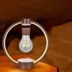 Moderne Holzring-Lampe mit Glühbirne, stilvoll und funktional, ideal für Dekoration und Beleuchtung.