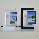 Modernes digitaler Bilderrahmen mit LED-Beleuchtung, zeigt ein Strandbild mit Palmen und Meer, ideal für Dekoration und wissenschaftliche Präsentationen.