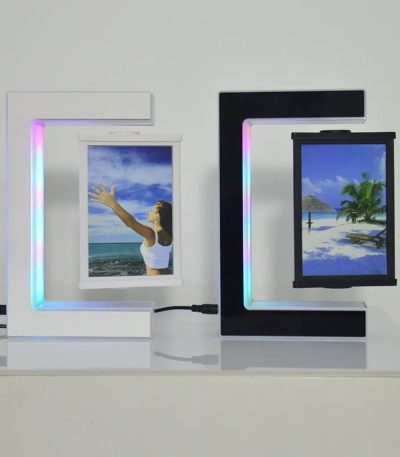 Modernes digitaler Bilderrahmen mit LED-Beleuchtung, zeigt ein Strandbild mit Palmen und Meer, ideal für Dekoration und wissenschaftliche Präsentationen.