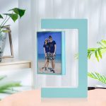Moderner holografischer Bilderrahmen mit digitalem Display, ideal für personalisierte Fotos und kreative Dekorationen, in einem hellen Raum mit Pflanzen.