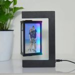Modernes wissenschaftliches Display mit holografischer Projektion, ideal für Dekorationen und Gadgets, zeigt ein Paar am Strand, perfekt für Science-Fans.