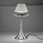Moderne Tischlampe mit weißem Lampenschirm und silbernem Sockel, ideal für stilvolle Raumdekorationen.
