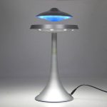 Modernes Design einer Himmelslaterne mit blauer LED-Beleuchtung, ideal für Dekoration und wissenschaftliche Präsentationen.