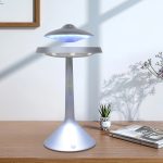 Modernes UFO-Dekorationsstück für Science-Fiction- und Weltraumliebhaber, stilvoll auf einem Tisch platziert, mit Schatten an der Wand.