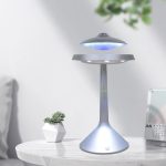 Modernes UFO-Dekorationsobjekt mit leuchtender Scheibe, ideal für Science-Fiction-Fans und futuristische Raumgestaltung.