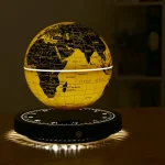 Erleuchtete Weltkugel mit Zeitzonen und geografischen Details, auf einem schwarzen Basis mit Uhranzeige, ideal als wissenschaftliches Dekorationsstück oder Lehrmittel.