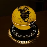 Leuchtender Globus mit Weltkarte und integrierter Uhr, ideal für Wissenschafts- und Dekorationszwecke. Perfekt für Bildung, Büro oder Zuhause, um geografisches Wissen stilvoll zu präsentieren.