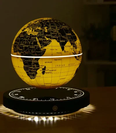 Erleuchtete Weltkugel mit Zeitzonen und geografischen Details, auf einem schwarzen Basis mit Uhranzeige, ideal als wissenschaftliches Dekorationsstück oder Lehrmittel.