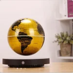 Dekorativer Globus mit Weltkarte, beleuchtet, auf einem schwarzen Sockel.
